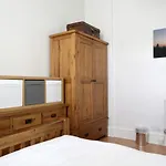 Central And Spacious 2 Bedroom Flat With Garden